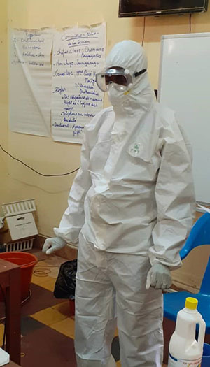 Demonstration on wearing personal protective equipment during the IPC and COVID-19 training of trainers workshop in the Koulikoro region. (Photo credit: Famory Samassa)