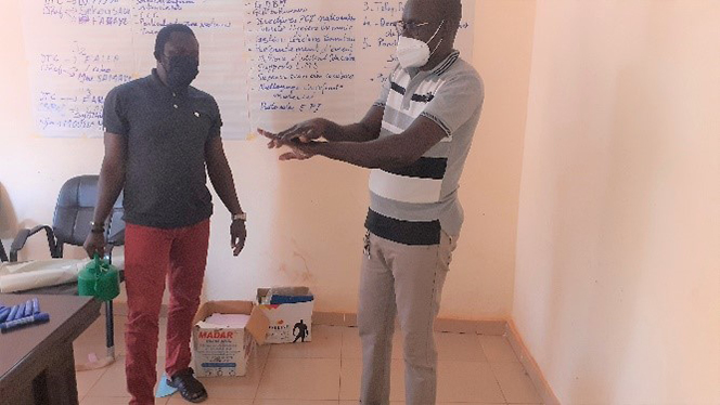 Démonstration des techniques de lavage des mains au savon aux participants des formations. Crédit photo : Dr Famory Samassa, MTaPS